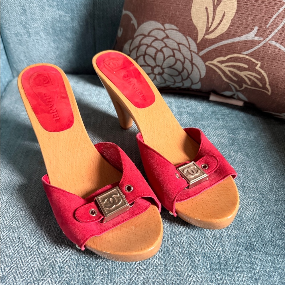 CHANEL Red Suede Open-Toe Wood-Heel Mules with Logo Buckle